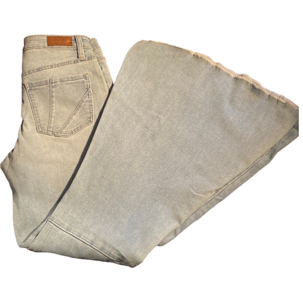 Shyanne Women’s High Rise Flare/Wide leg Denim Jeans.